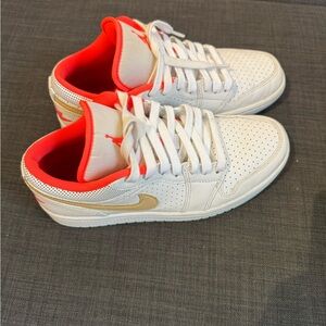 women’s air jordan 1 low se 
size 8